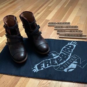 Freebird Crue croc detail red